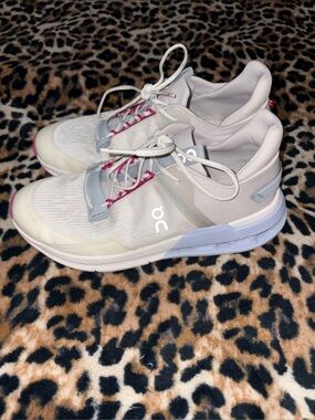 OnCloud Running Women’s size 9 Athletic Sneakers